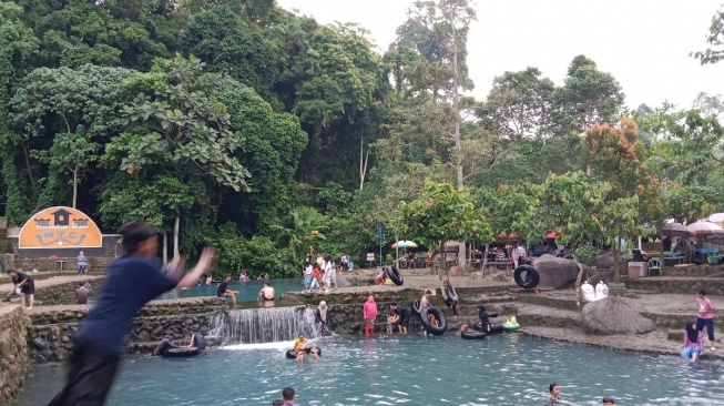 Libur Idul Adha, Ribuan Wisatawan Serbu Way Tebing Cepa Lampung Selatan