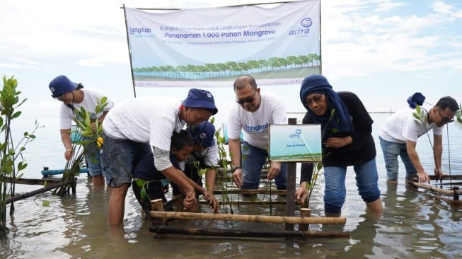 Garda Oto Libatkan Pelanggan Tanam Bibit Mangrove Jaga Ekosistem Wilayah Pesisir