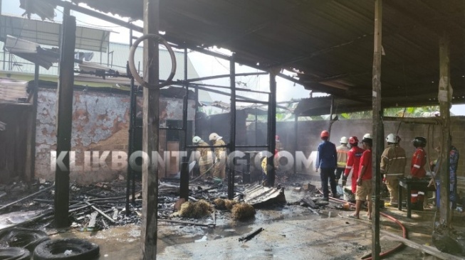 Kondisi bangunan yang terbakar di Kelurahan Gunung Telihan, Kecamatan Bontang Barat. [KlikKaltim.com]