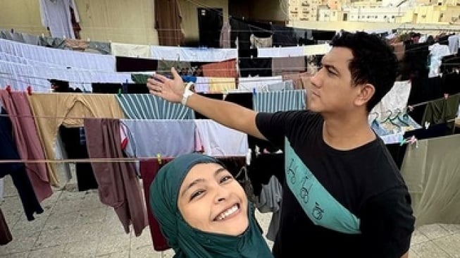 Bukan Cuma Berdoa, Tantri Kotak dan Suami Sibuk Nyuci Baju di Mekah, Kok Bisa?