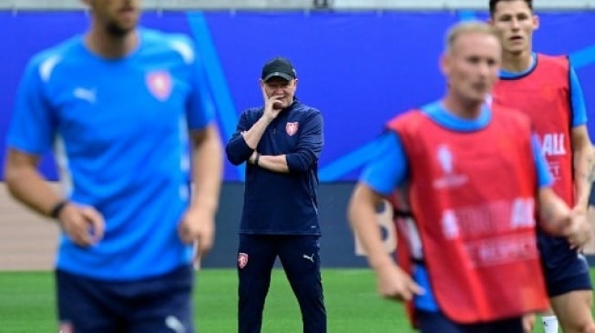 Pelatih kepala Republik Ceko Ivan Hasek (tengah) mengawasi sesi latihan MD-1 di Stadion Leipzig di Leipzig, Jerman timur pada 17 Juni 2024, menjelang pertandingan sepak bola Grup F UEFA Euro 2024 melawan Portugal. JOHN MACDOUGALL / AFP