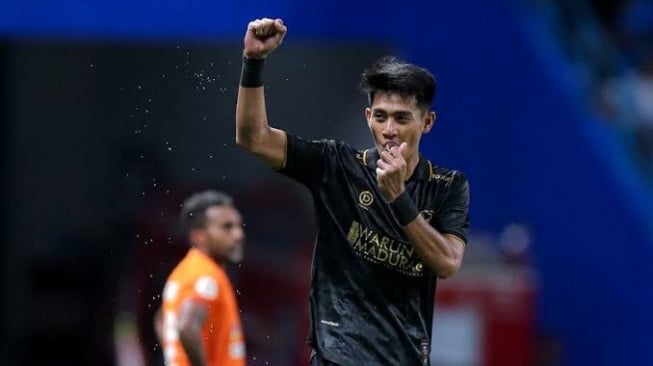 Malik Risaldi, top scorer Liga 1 dan mantan winger Madura United resmi merapat ke Persebaya Surabaya. (X/@StatsRawon)