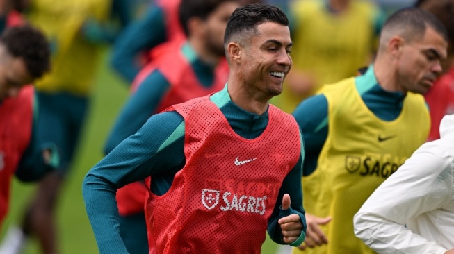 Penyerang Timnas Portugal, Cristiano Ronaldo melakoni sesi latihan jelang pertandingan melawan Republik Ceko di Euro 2024. [PATRICIA DE MELO MOREIRA / AFP]