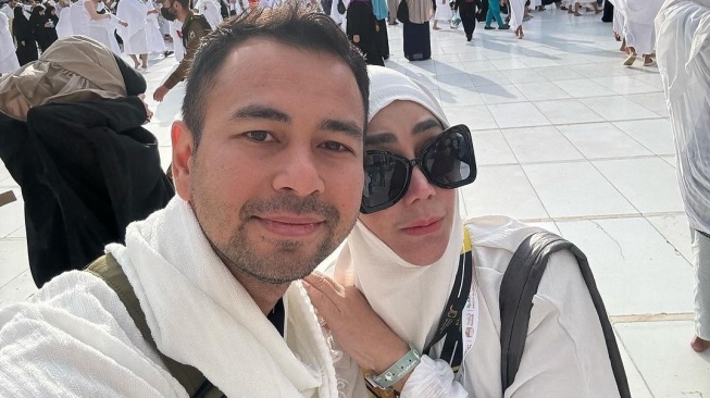 Raffi Ahmad dan ibu, Amy Qanita alias Mama Amy. (Instagram/raffinagita1717)