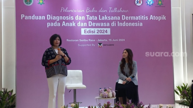 Peluncuran buku Panduan Diagnosis dan Tata Laksana Dermatitis Atopik pada Anak dan Dewasa di Indonesia Edisi 2024 di Jakarta Selatan, Sabtu (15/6/2024). (Dini/Suara.com)
