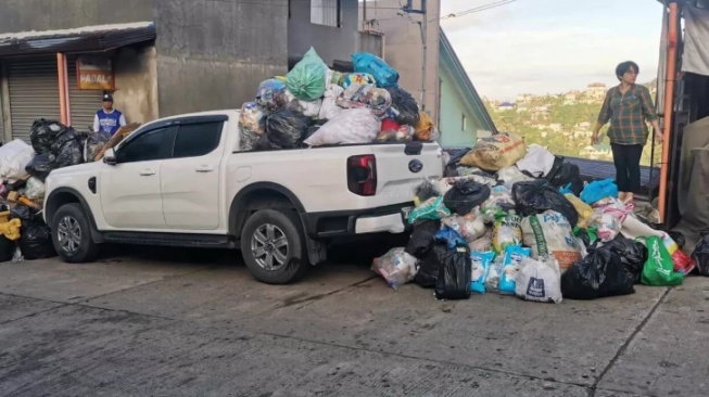 Ford Ranger jadi tempat sampah dadakan (Carscoops)