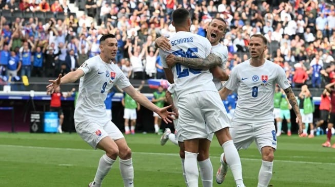 Selebrasi para pemain Slovakia merayakan gol tunggal dalam pertandingan perdana di Piala Euro 2024. (eufa.com)