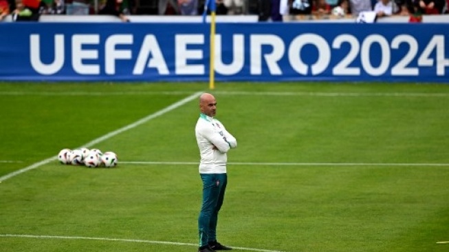 Pelatih kepala Portugal Roberto Martinez mengawasi sesi latihan di Gutersloh pada 14 Juni 2024, menjelang Kejuaraan Sepak Bola UEFA Euro 2024.PATRICIA DE MELO MOREIRA / AFP