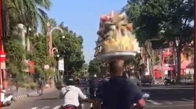 Skill Tingkat Dewa, Pedagang di Bali Ini Viral Karena Naik Motor Dengan Nampan di Kepala