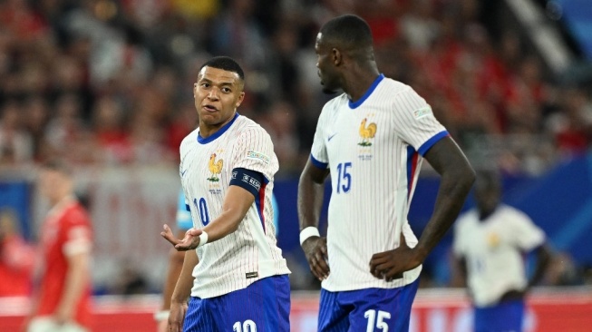 Penyerang timnas Prancis, Kylian Mbappe berbicara dengan Marcus Thuram selama pertandingan Grup D Euro 2024 antara Austria vs Prancis di Duesseldorf Arena di Duesseldorf pada 17 Juni 2024.PATRICIA DE MELO MOREIRA / AFP.