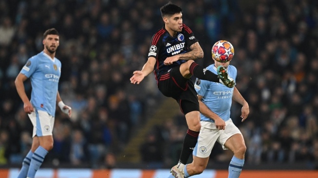 Pemain FC Copenhagen, Kevin Diks (tengah) tampil di pertandingan Liga Champions melawan Manchester City di musim 2023/2024. [Paul ELLIS / AFP]