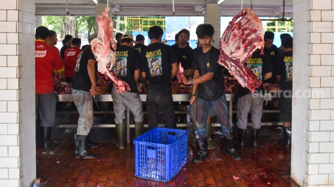 YBM BRILiaN Bagikan Daging Kurban ke Keluarga Miskin di Palembang