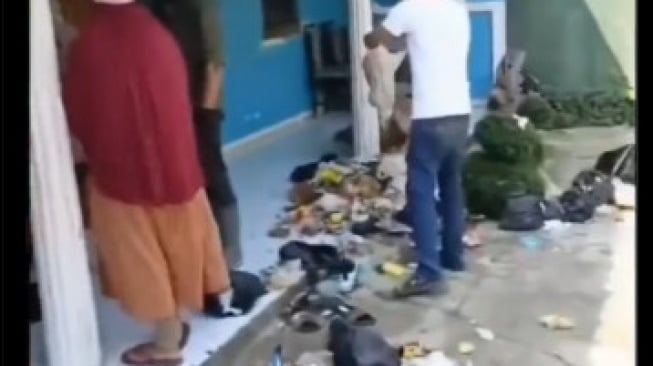 Viral Warga Ramai-ramai "Serang" Rumah Orang Pakai Sampah, Netizen Salut: Sanksi Sosial!