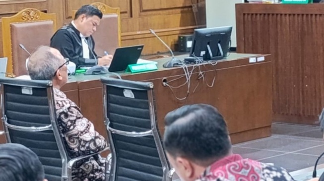 Eks Sekjen Kementan, Kasdi Subagyono saat menjadi saksi mahkota kasus SYL di Pengadilan Tipikor Jakarta, Rabu (19/6/2024). (Antara)