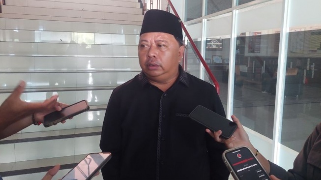 Ketua DPRD Berau Berbagi Uang Tanpa Baju, Tuai Pro Kontra di Media Sosial