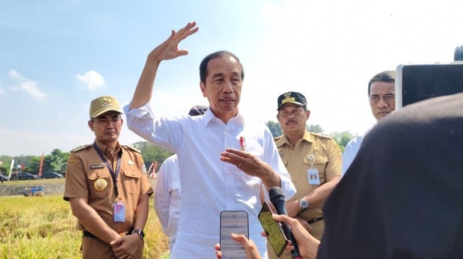 Presiden Joko Widodo memberikan keterangan kepada wartawan di Solo, Jawa Tengah, Rabu (19/6/2024). [ANTARA/Aris Wasita]