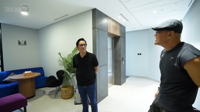 Potret Kantor Baru Deddy Corbuzier (YouTube/TAULANY TV)