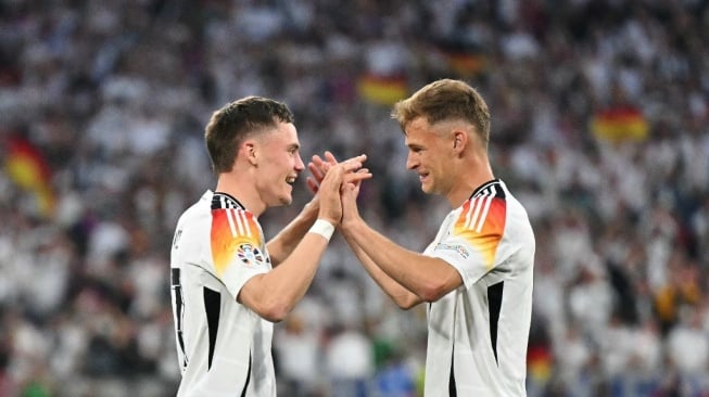 Duo pemain Timnas Jerman, gelandang serang Florian Wirtz (kiri) dan bek sayap Joshua Kimmich tampil di Euro 2024. [MIGUEL MEDINA / AFP]