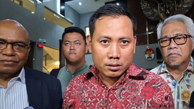 Kusnadi (tengah), selaku Staf Sekjen PDI Perjuangan, berikan keterangan kepada wartawan usai diperiksa KPK di Gedung Merah Putih KPK, Jakarta Selatan, Rabu (19/6/2024). ANTARA/Fianda Sjofjan Rassat