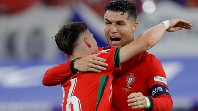 Kapten Timnas Portugal (Kanan) Saat Merayakan Gol Kedua Portugal Ketika Menghadapi Republik Ceko Pada Laga Grup F, Selasa (18/06/2024) Kemarin. (uefa.com)
