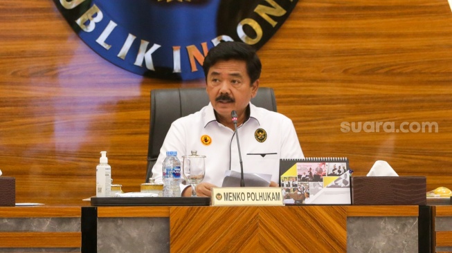 Menko Polhukam Hadi Tjahjanto saat memimpin Rapat Koordinasi Tingkat Menteri tentang pemberantasan judi online di Kemenko Polhukam, Jakarta, Rabu (19/6/2024). [Suara.com/Alfian Winanto]