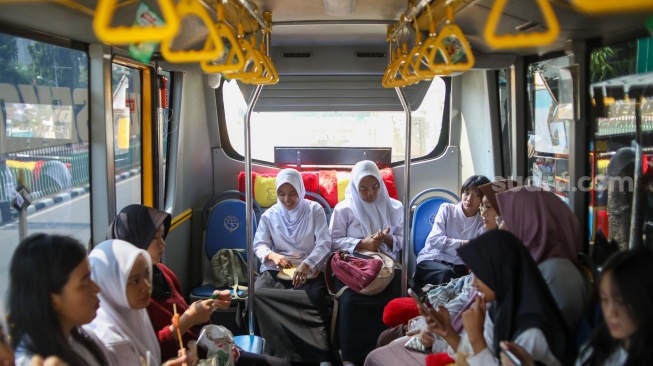 Sejumlah pelajar menaiki Bus Sekolah di kawasan Pasar Baru, Jakarta, Rabu (19/6/2024). [Suara.com/Alfian Winanto]