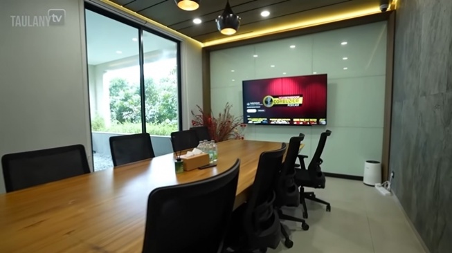 Potret Kantor Baru Deddy Corbuzier (YouTube/TAULANY TV)