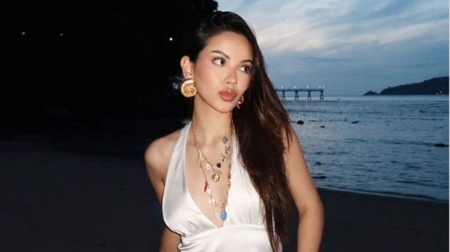 OOTD Alyssa Daguise Saat Liburan di Pantai (Instagram)