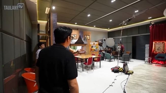 Potret Kantor Baru Deddy Corbuzier (YouTube/TAULANY TV)