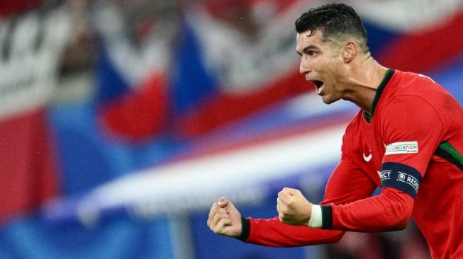 Penyerang timnas Portugal, Cristiano Ronaldo melakukan selebrasi selama pertandingan Grup F UEFA Euro 2024 antara Portugal vs Republik Ceko di Stadion Leipzig di Leipzig pada 18 Juni 2024.