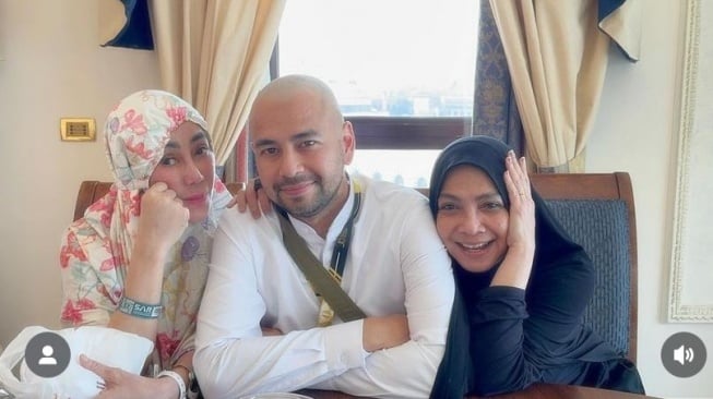 Raffi Ahmad bersama Amy Qanita dan Rieta Amilia (Instagram/raffinagita1717)