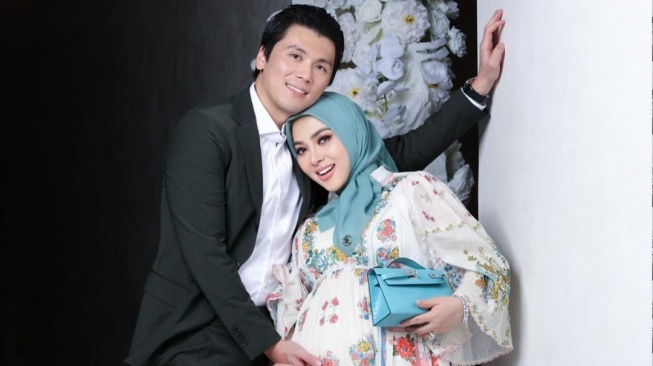 Pamer Baby Bump dengan Balutan Dress Nuansa Ungu, Syahrini Tenteng Tas Setara Rumah Mewah