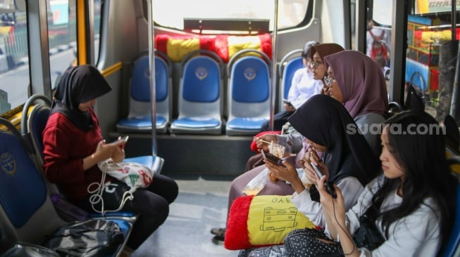 Sejumlah pelajar menaiki Bus Sekolah di kawasan Pasar Baru, Jakarta, Rabu (19/6/2024). [Suara.com/Alfian Winanto]