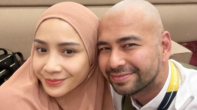 Heboh Sajadah Terbalik, Raffi Ahmad Tuai Pro Kontra Netizen Soal Syarat Sah Salat