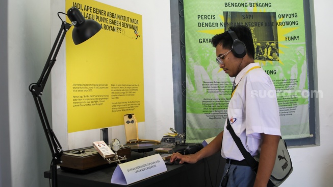 Warga mengunjungi pameran arsip Benyamin Suaeb di Museum Kebangkitan Nasional, Jakarta, Kamis (20/6/2024). [Suara.com/Alfian Winanto]