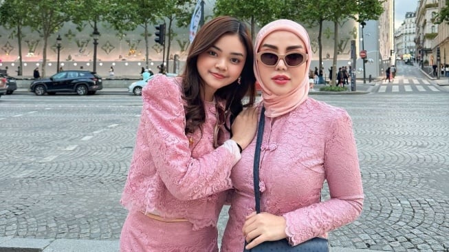 8 Potret Kompak Bella Shofie dan Anak Sambung saat Liburan, Bak Bestie!