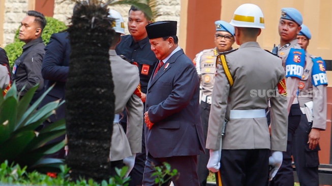 Menteri Pertahanan dan Presiden Terpilih Prabowo Subianto (tengah) saat tiba di Mabes Polri, Jakarta, Kamis (20/6/2024). [Suara.com/Alfian Winanto]