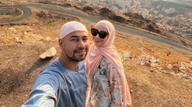 Potret Mesra Raffi Ahmad dan Nagita Slavina di Jabal Khandamah Usai Berhaji (Instagram)