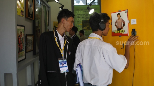 Warga mengunjungi pameran arsip Benyamin Suaeb di Museum Kebangkitan Nasional, Jakarta, Kamis (20/6/2024). [Suara.com/Alfian Winanto]