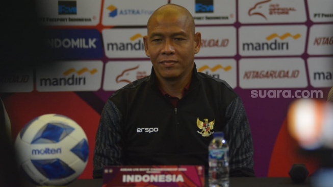 Pelatih Timnas Indonesia U-16, Nova Arianto menjalani sesi Pre Match Press Conference Piala AFF U-16 2024 di Solo Paragon Hotel & Residences, Kamis (20/6/2024). [Suara.com/Ronald Seger Prabowo]