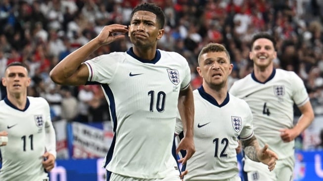 Gelandang Timnas Inggris, Jude Bellingham (nomor 10) merayakan golnya di pertandingan Euro 2024. [OZAN KOSE / AFP]