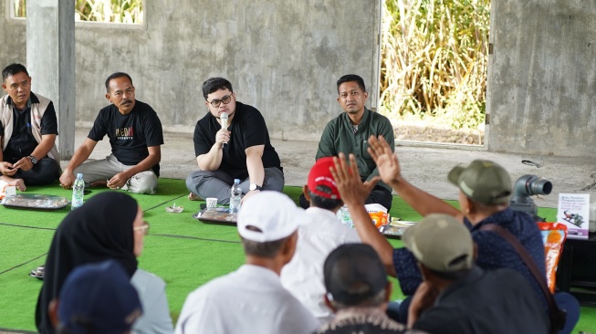 Ngobrol Bareng Petani, Mas Dhito Berikan Bantuan Sarana Prasarana Pertanian dan Bibit Jagung