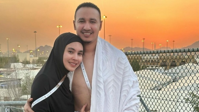 Kartika Putri dan suami, Habib Usman bin Yahya. [Instagram]