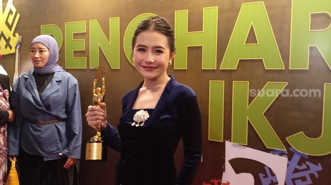 Sukses Diet Hingga Pakai Celana Ukuran Anak SD, Prilly Latuconsina Malah Dibilang Stunting