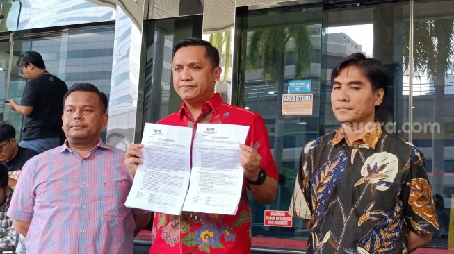 Tim Hukum Kusnadi, staf Sekjen PDIP Hasto Kristiyanto kembali menyambangi Kantor Dewan Pengawas Komisi Pemberantasan Korupsi (Dewas KPK) pada Kamis (20/6/2024). (Suara.com/Dea)