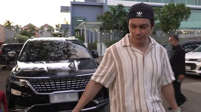 Baim Wong saat berkunjung ke PRJ menggunakan KIA Grand Carnival (Youtube/Baim Paula)