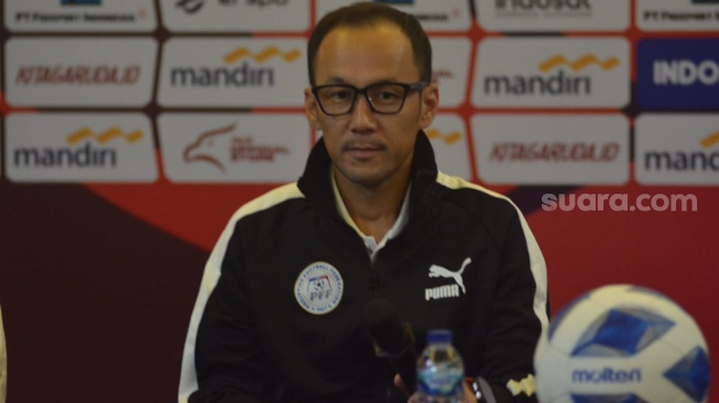 Pelatih Timnas Filipina U-16, Yuki Matsuda menjalani sesi Pre Match Press Conference Piala AFF U-16 2024 di Solo Paragon Hotel & Residences, Kamis (20/6/2024). [Suara.com/Ronald Seger Prabowo]