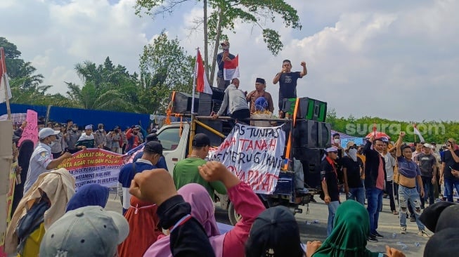 Warga Sampali saat melakukan unjuk rasa terkait penggusuran. [Suara.com/ M.Aribowo]