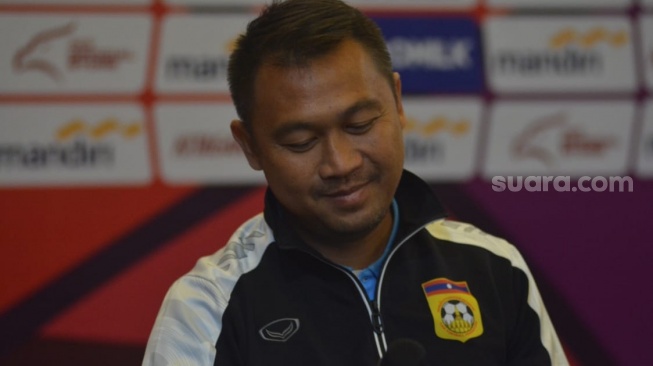 Pelatih Timnas Laos U-16, Kanlaya Sysomvang menjalani sesi Pre Match Press Conference Piala AFF U-16 2024 di Solo Paragon Hotel & Residences, Kamis (20/6/2024). [Suara.com/Ronald Seger Prabowo]