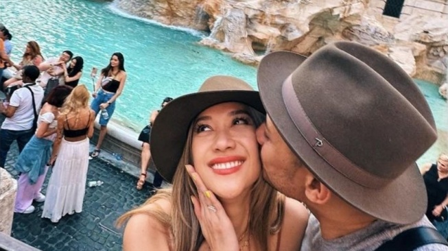 Potret Romantis BCL dan Tiko Aryawardhana Saat Liburan ke Italia (Instagram)